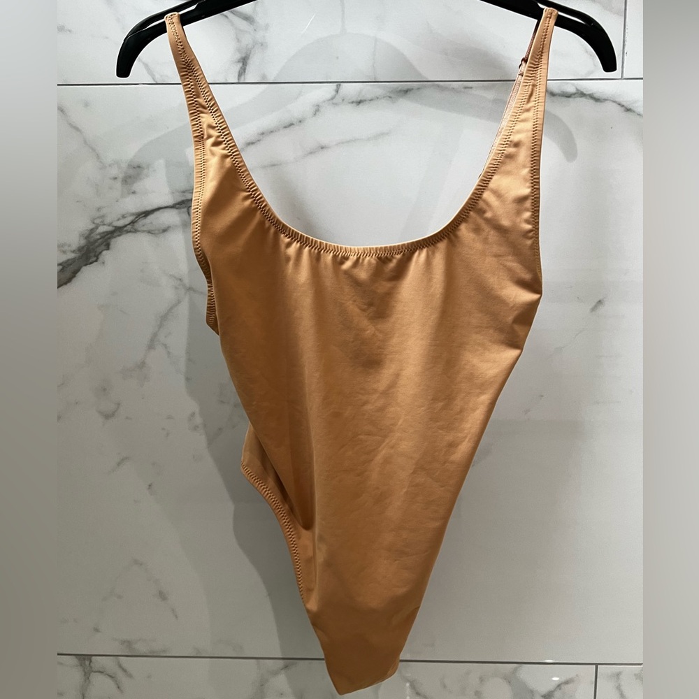 🆕 LIMITED EDITION-SKIMS SCOOP NECK ONE PIECE SWIM: SIZE-MEDIUM COLOR-OCHRE
